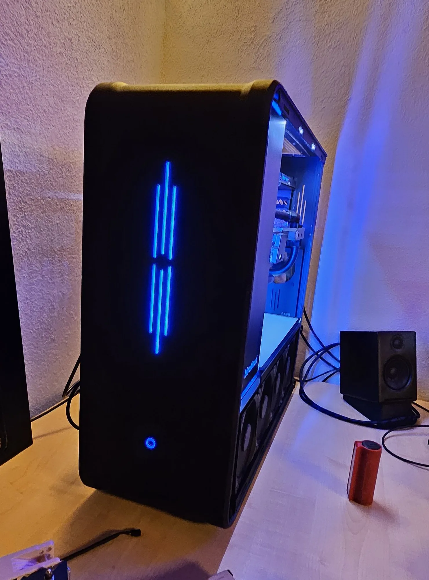 Die neue blaue Beleuchtung an der Front des BloodMod