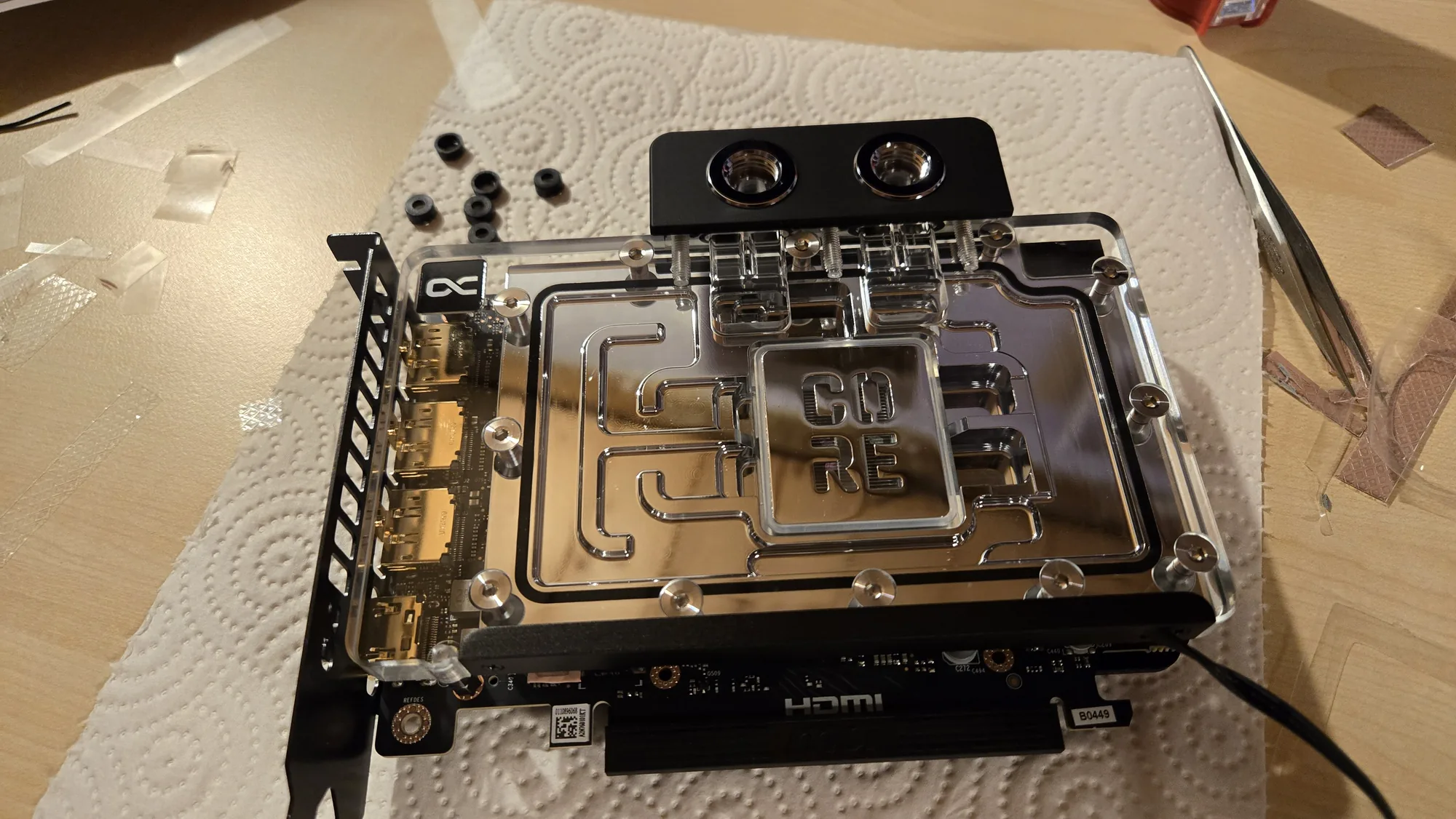 Montierter Full-Cover-Wasserkühler auf der GeForce RTX 5070 Ti