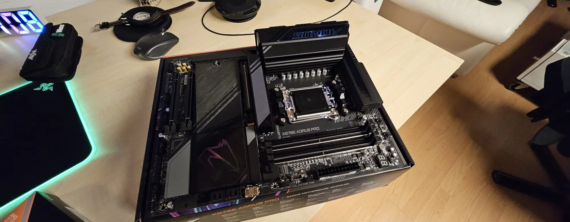 X870E-Aorus-Mainboard vor dem Einbau