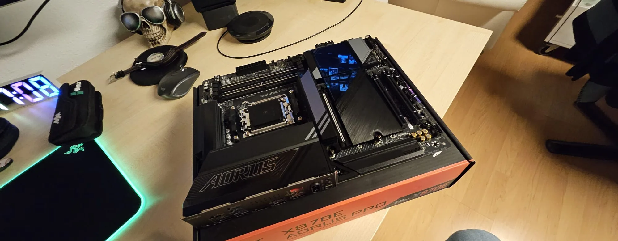 X870E-Aorus-Mainboard auf der Verpackung