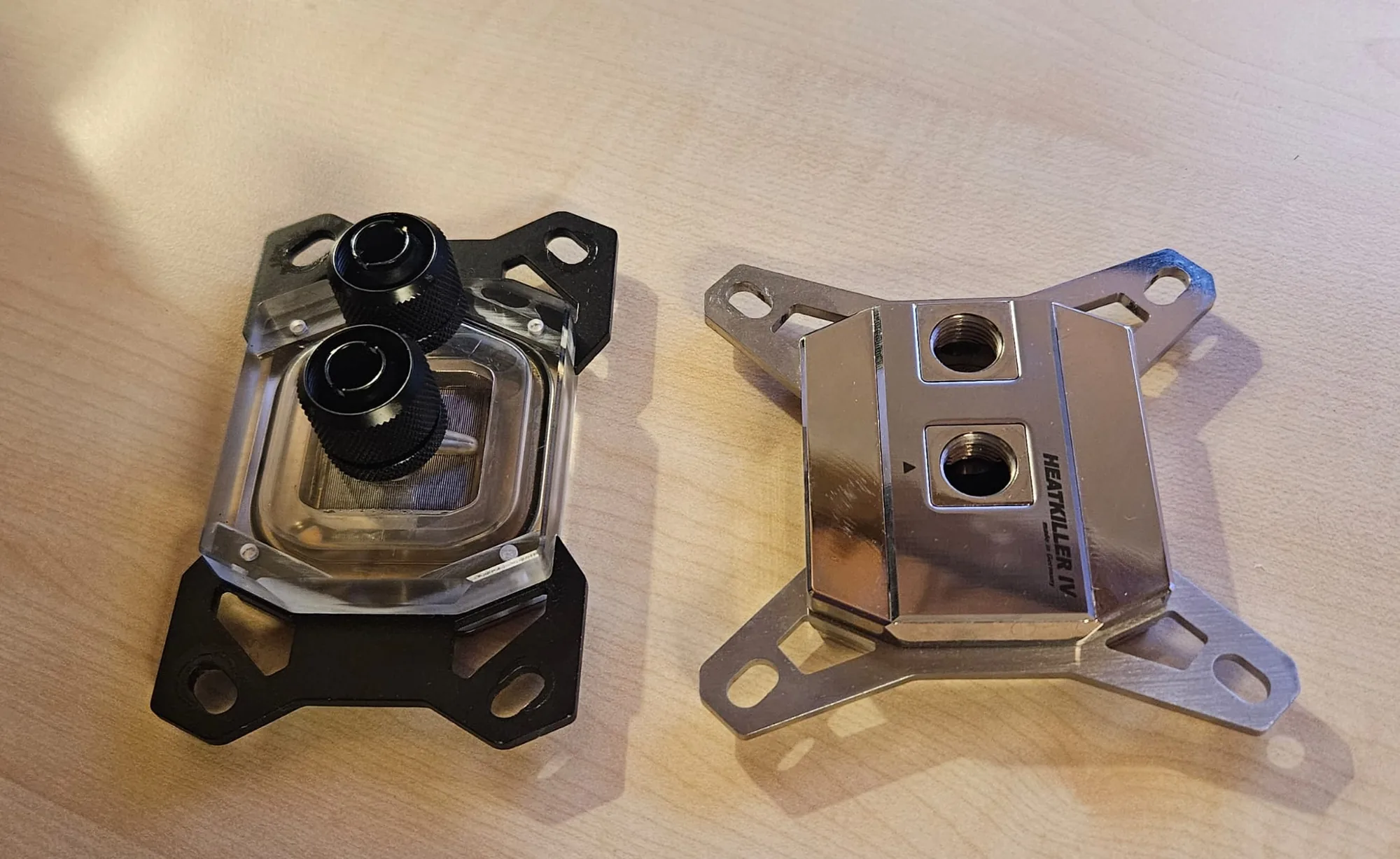 Zwei CPU-Wasserkühler im direkten Vergleich