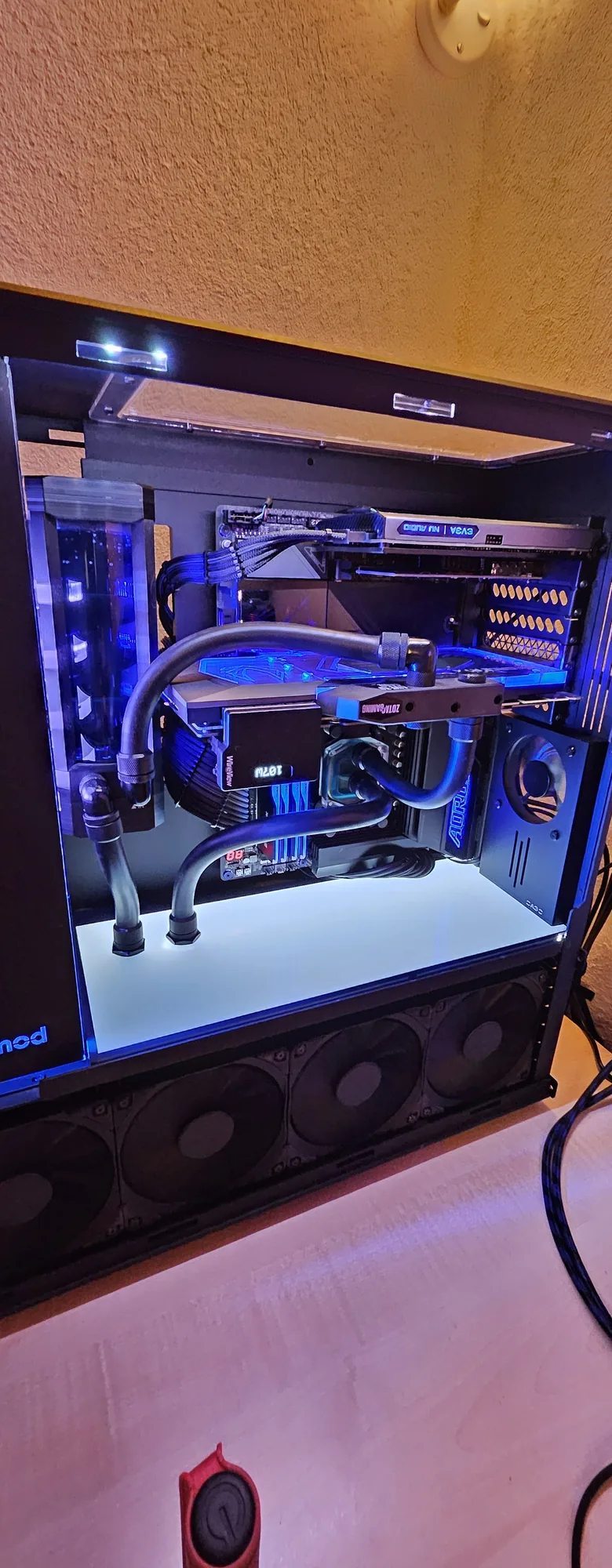 Blau beleuchteter AM5-Aufbau mit RTX 3090 von der Seite