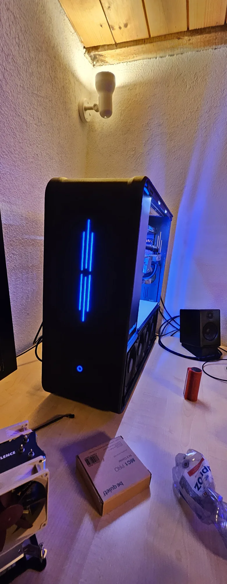 CAGE-Front mit neuer blauer Beleuchtung