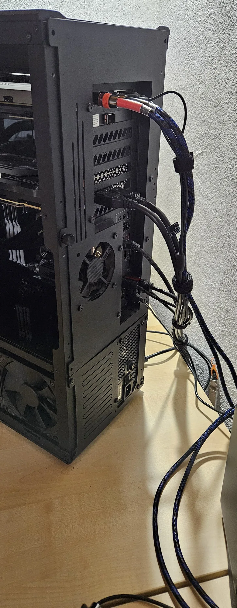 Rückseite des TJ07 mit angeschlossenen Kabeln