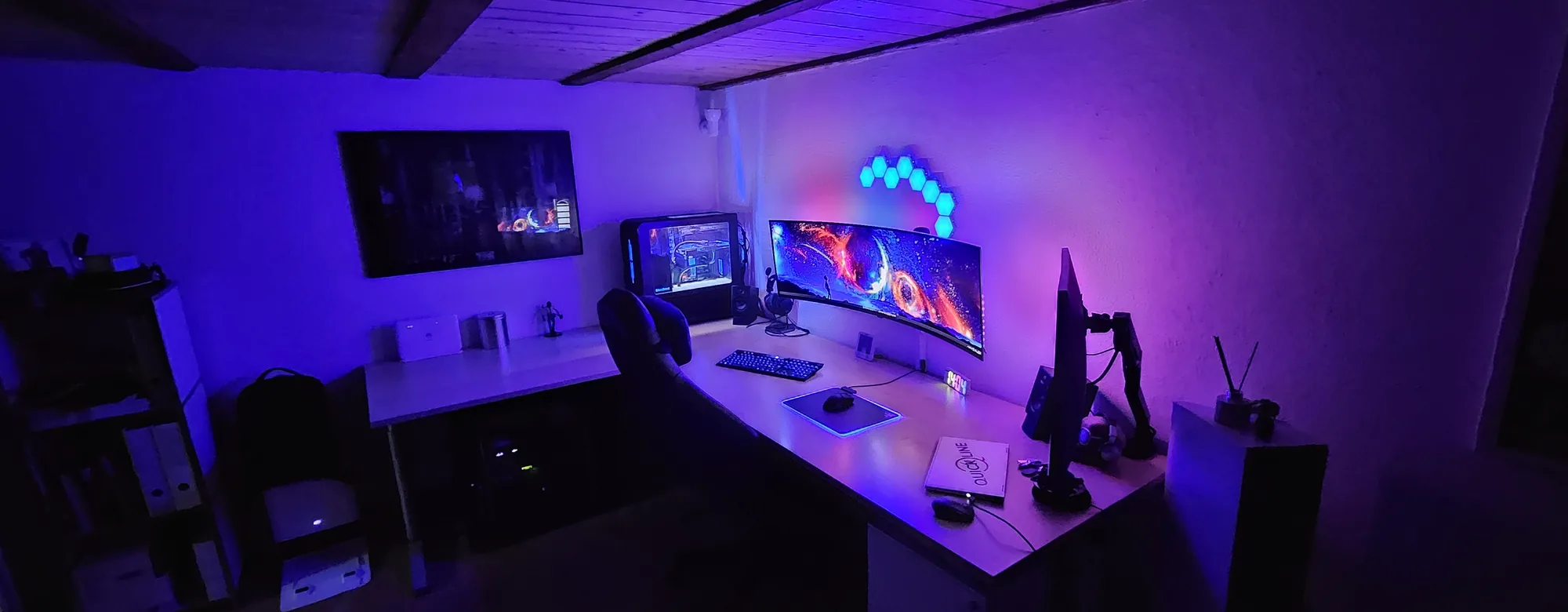 Kompletter Arbeitsplatz mit BloodMod und Samsung OLED G9