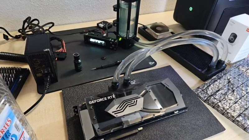 Wassergekühlte GeForce RTX 3090 und Zubehör auf der Werkbank