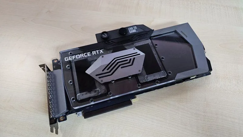 Wasserblock der GeForce RTX 3090 in der Vorderansicht