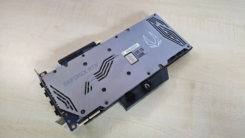 Backplate der wassergekühlten GeForce RTX 3090
