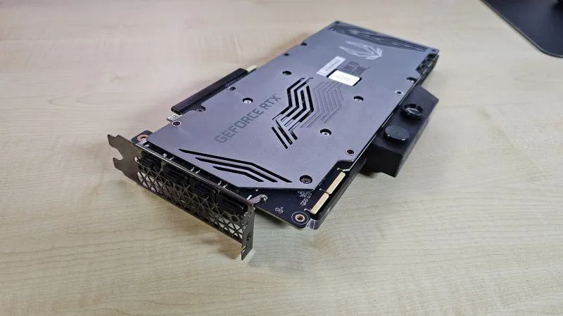 GeForce RTX 3090 mit Backplate in schräger Ansicht