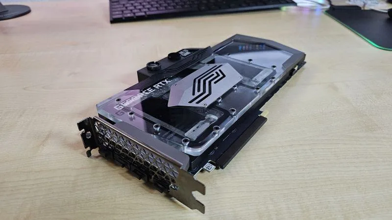Anschlüsse des RTX-3090-Wasserblocks in der Detailansicht