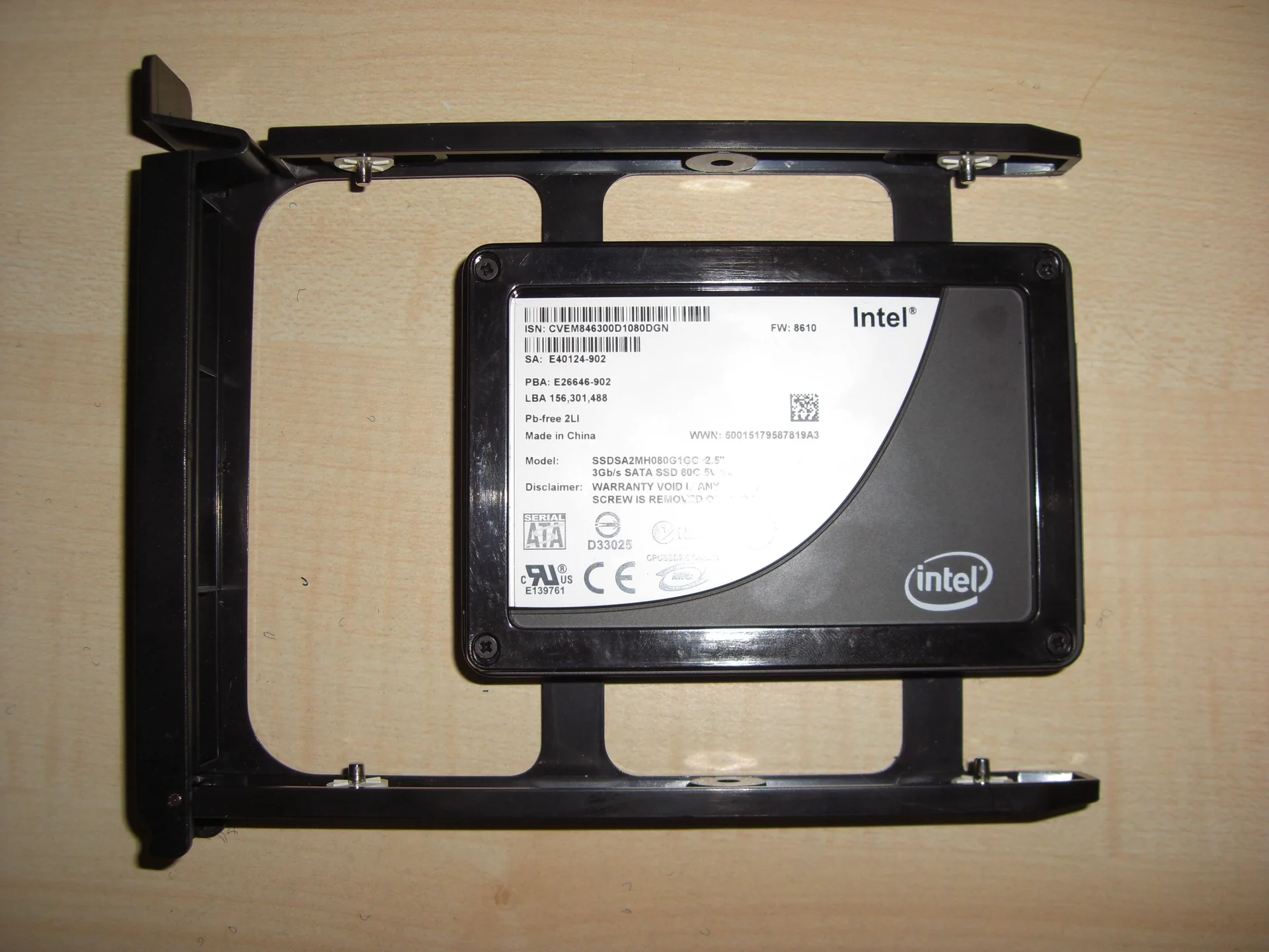 Intel 80-GB-SATA-SSD im 2,5-Zoll-Einbaurahmen