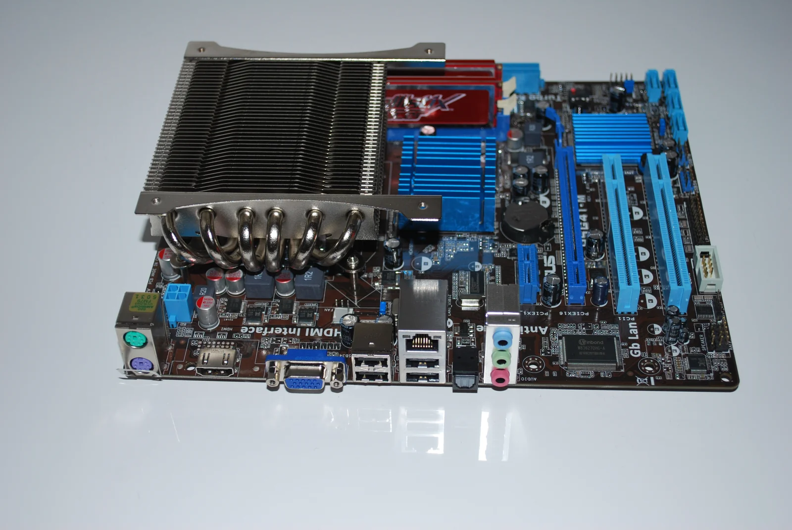 Chieftec HM-03 HTPC: Mainboard mit flachem CPU-Kühler und Blick auf die rückseitigen Anschlüsse