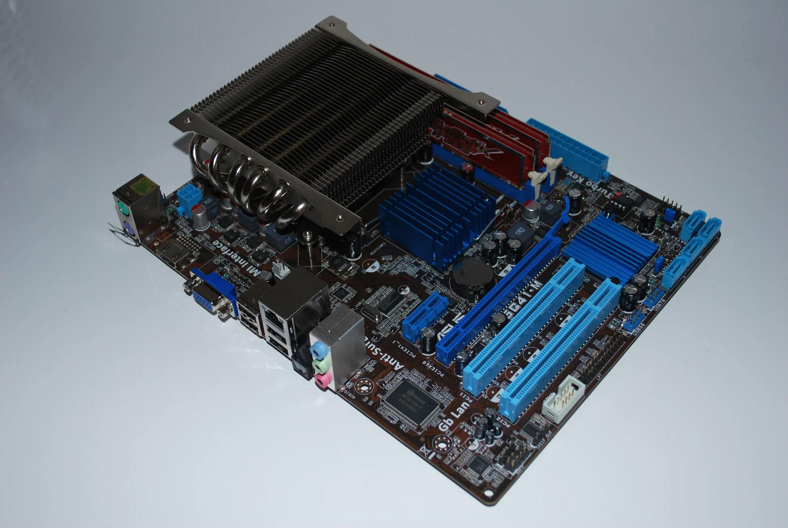 Chieftec HM-03 HTPC: Mainboard und Heatpipe-Kühler vor dem Einbau, schräg von oben