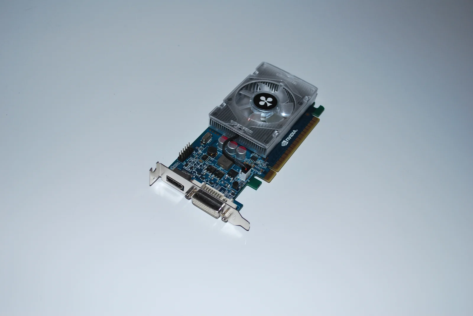 Chieftec HM-03 HTPC: Grafikkarte mit Kühlkörper und Anschlussblende aus einer zweiten Perspektive