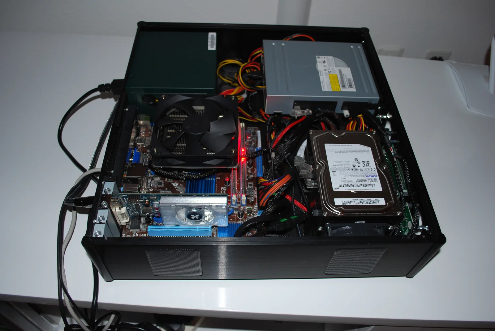 Chieftec HM-03 HTPC: Geöffneter HTPC mit eingebauter Hardware, Laufwerken und Verkabelung