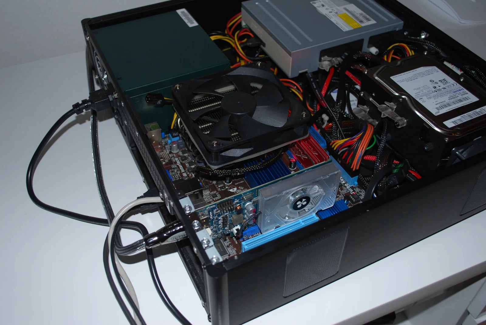 Chieftec HM-03 HTPC: Blick auf CPU-Lüfter, Grafikkarte und Verkabelung im geöffneten Gehäuse