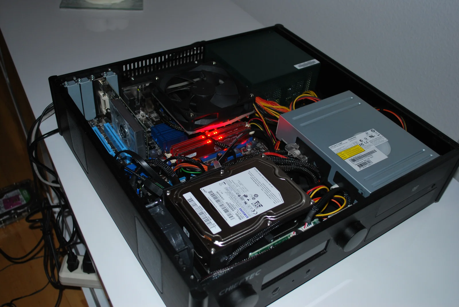 Chieftec HM-03 HTPC: Innenaufbau mit rot beleuchtetem Arbeitsspeicher, Festplatte und optischem Laufwerk
