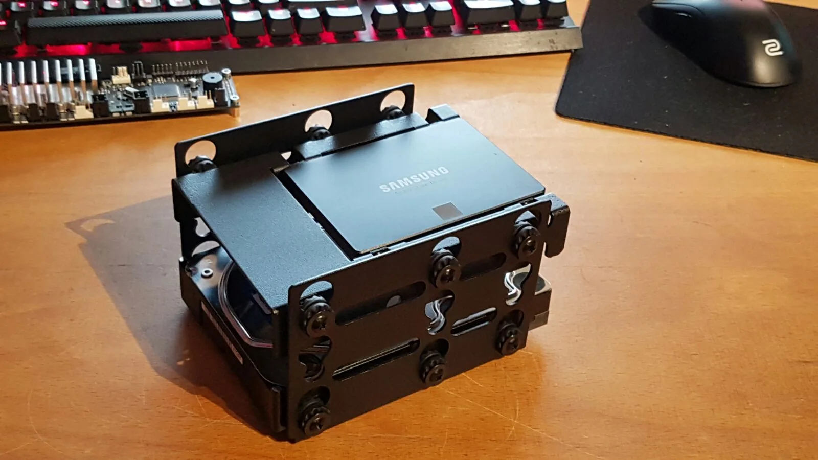 Hulk Mod: SSD in einer schwarzen Halterung
