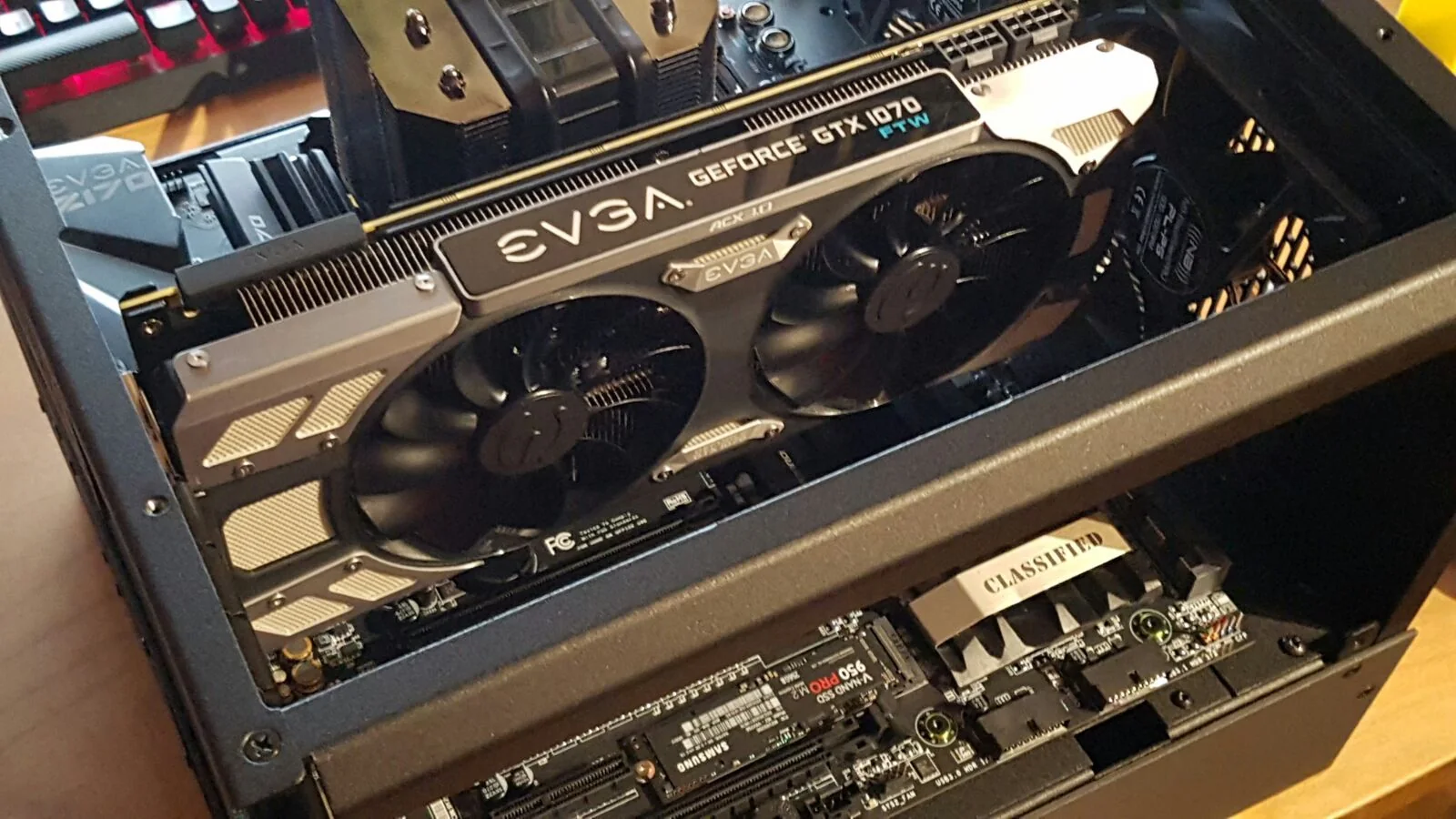 Hulk Mod: Grafikkarte und Mainboard im eingebauten Zustand