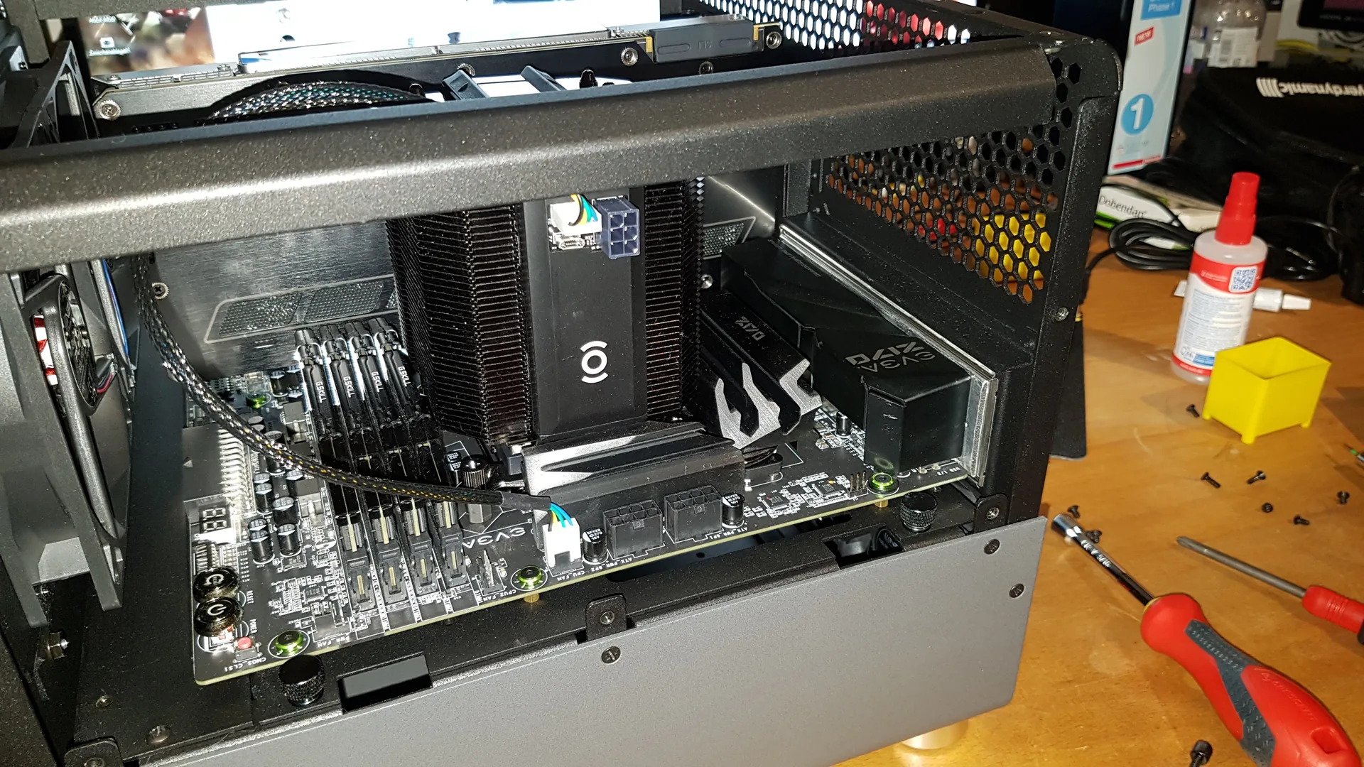 Hulk Mod: Innenansicht mit Mainboard, Grafikkarte und SSD-Halterung