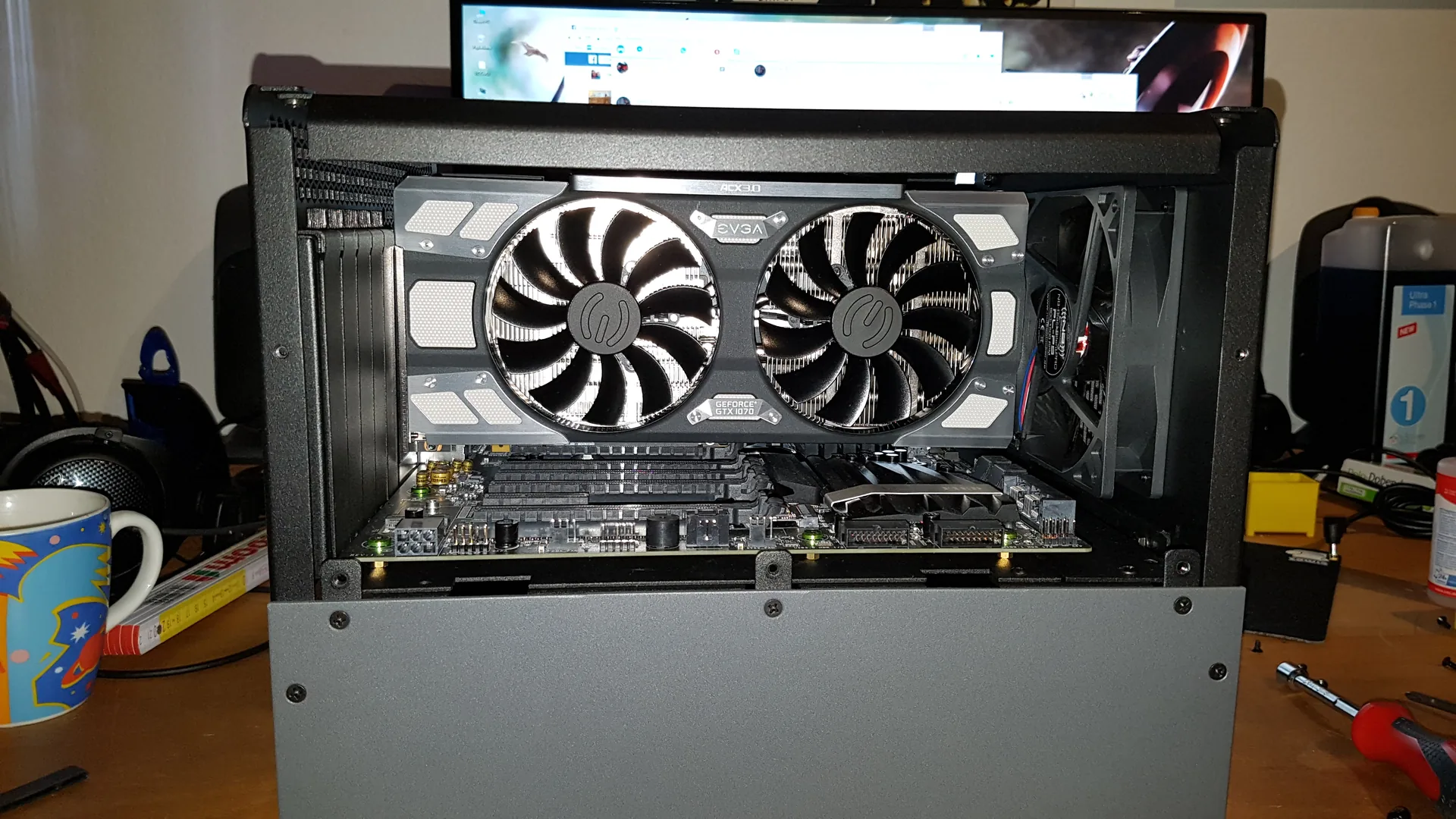 Hulk Mod: Frontansicht der eingebauten EVGA-Grafikkarte