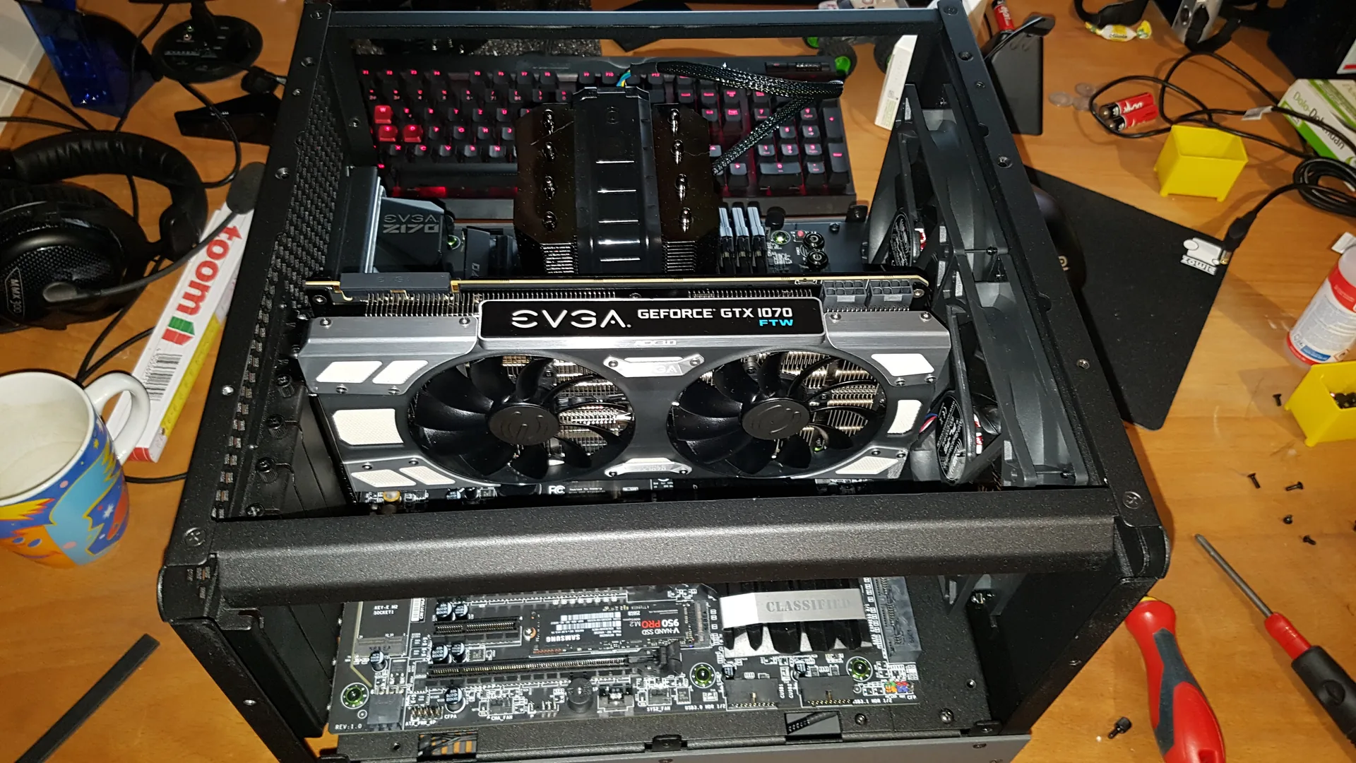 Hulk Mod: Blick von oben auf Mainboard und Grafikkarte