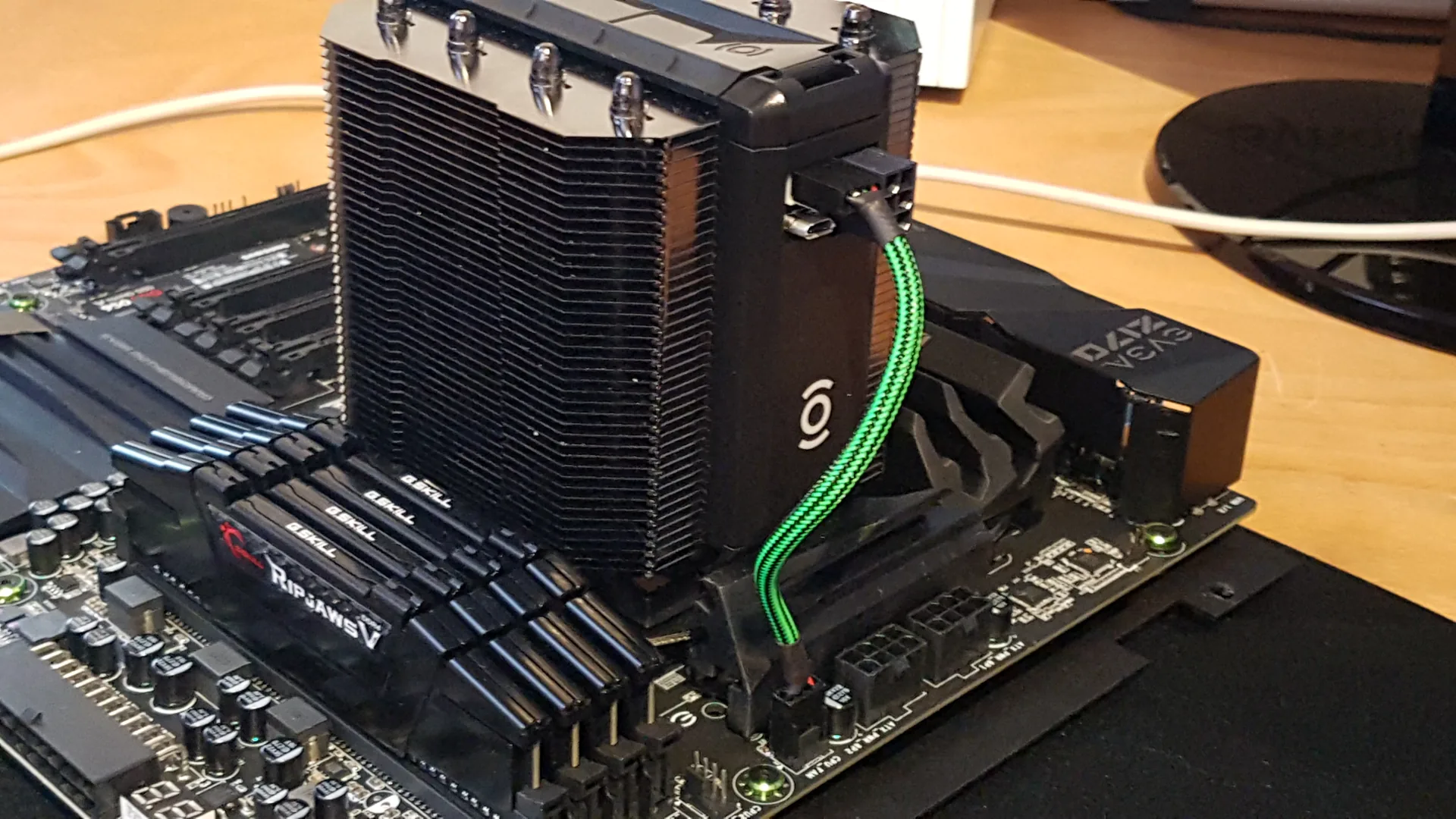 Hulk Mod: grosser Tower-Kühler auf dem Mainboard