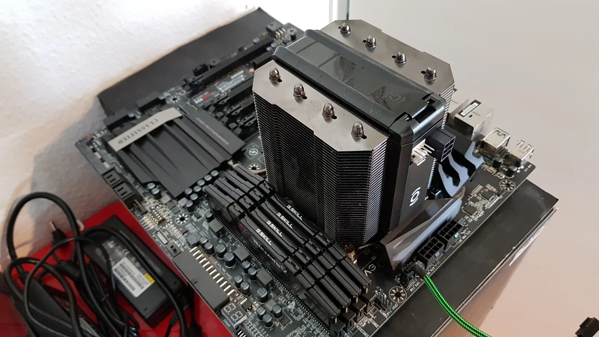 Hulk Mod: späterer Mainboard-Aufbau mit Tower-Kühler