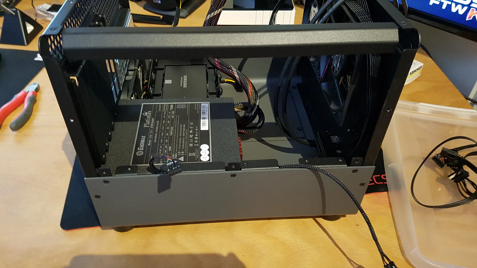 Hulk Mod: geöffneter Innenraum mit Blick auf Mainboard-Tray und Verkabelung