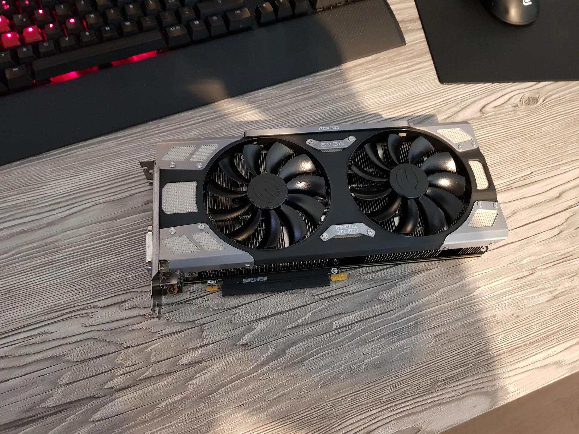 Hulk Mod: EVGA-Grafikkarte auf der Arbeitsfläche