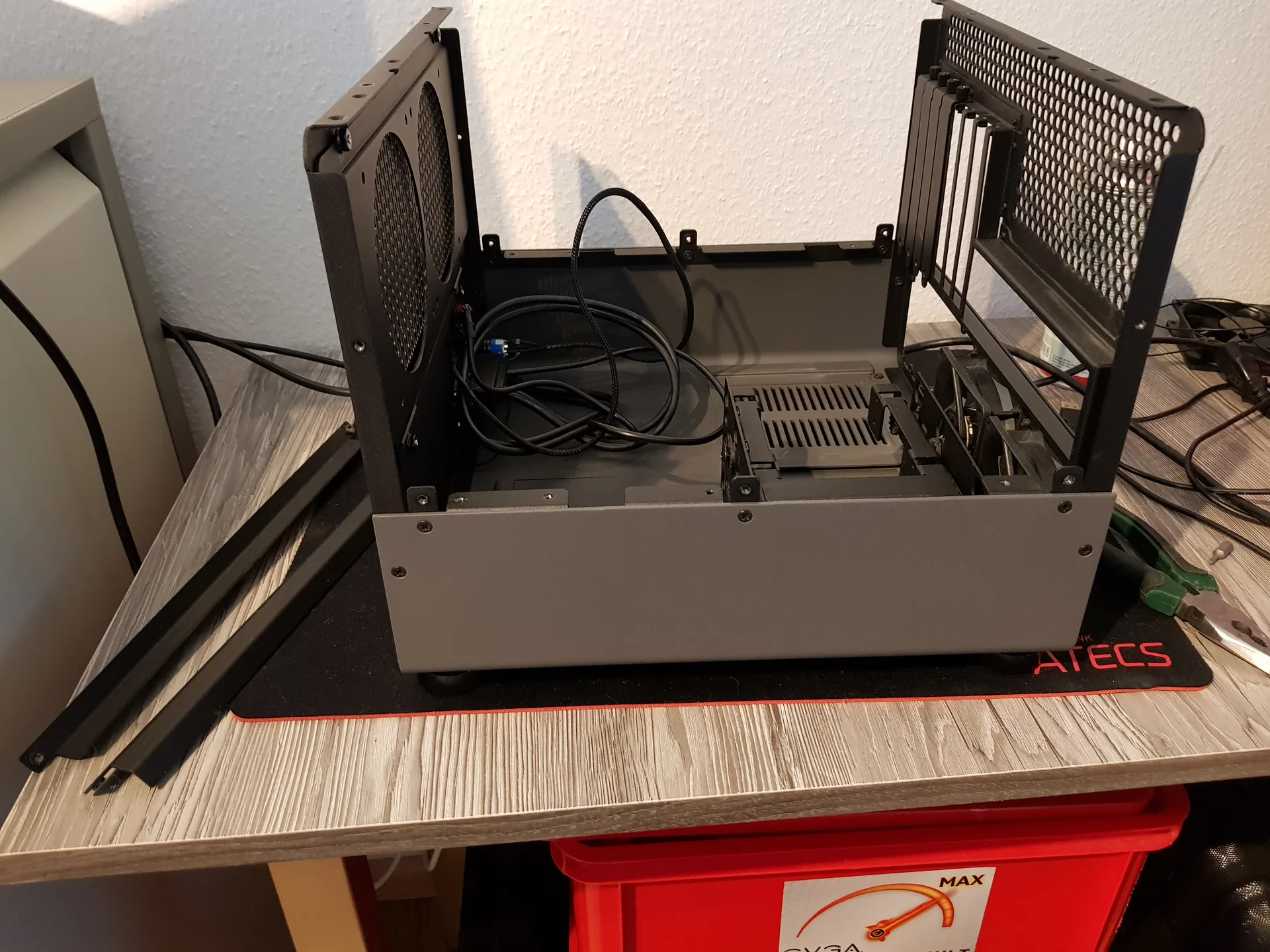 Hulk Mod: geöffnetes CaseLabs-Gehäuse vor dem erneuten Aufbau