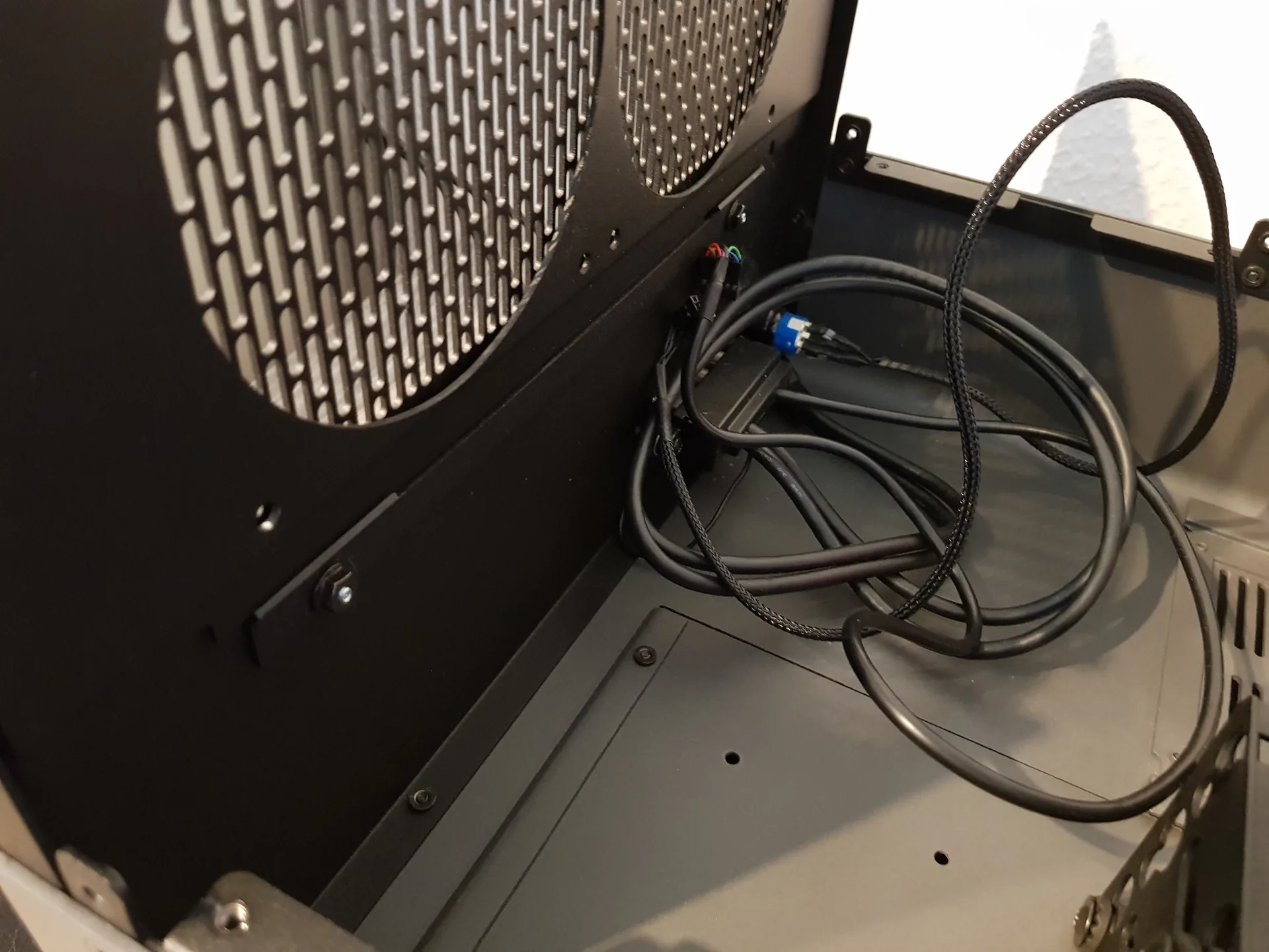 Hulk Mod: Detail von Lüfteröffnung und Verkabelung