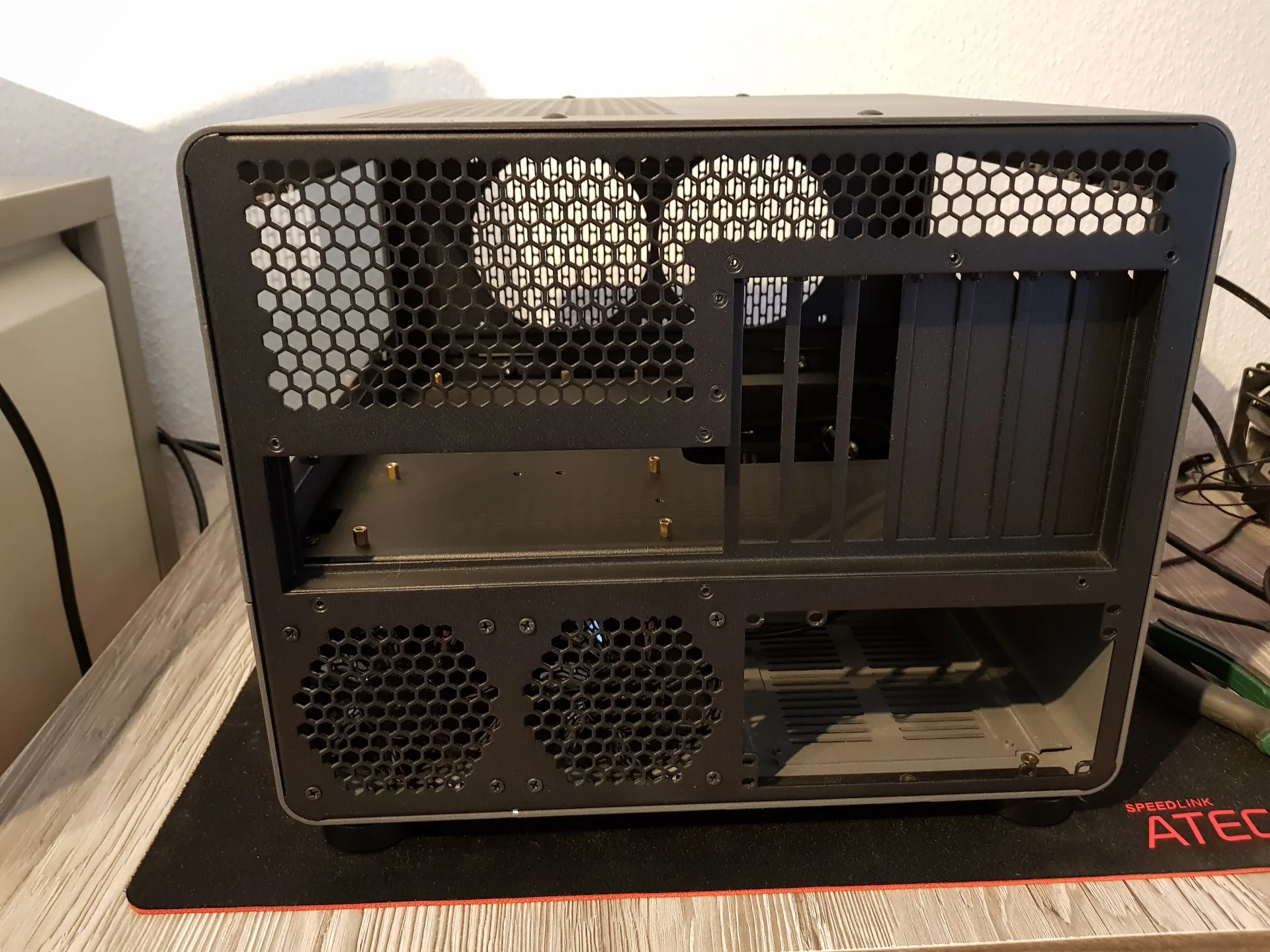 Hulk Mod: Rückseite des kompakten CaseLabs-Gehäuses