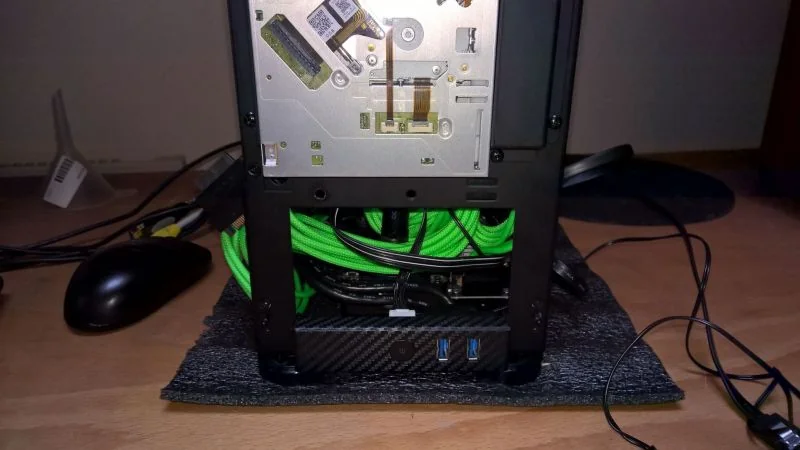 NCASE M1 Mamba Mod: Geöffnete Front mit Laufwerk, grünen Kabeln und bearbeitetem Anschlusspanel