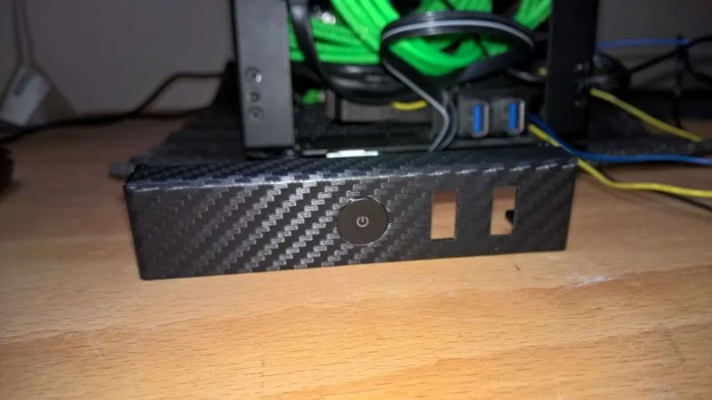 NCASE M1 Mamba Mod: Frontpanel in Carbonoptik mit Einschalttaster und USB-Anschlüssen