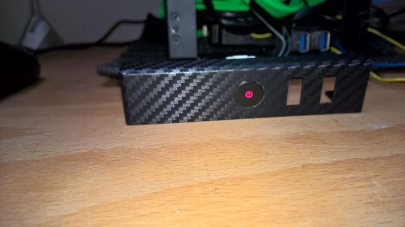 NCASE M1 Mamba Mod: Frontpanel in Carbonoptik mit rot beleuchtetem Einschalttaster