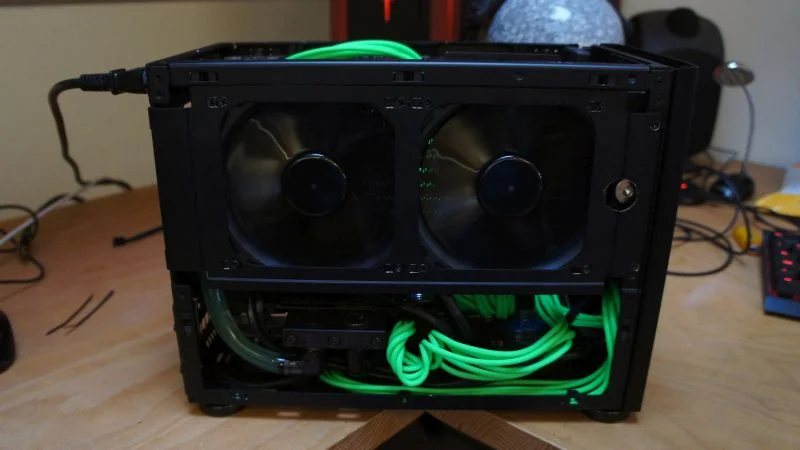 NCASE M1 Mamba Mod: Geöffnetes Gehäuse mit seitlichem Radiator, zwei Lüftern und grünen Kabeln