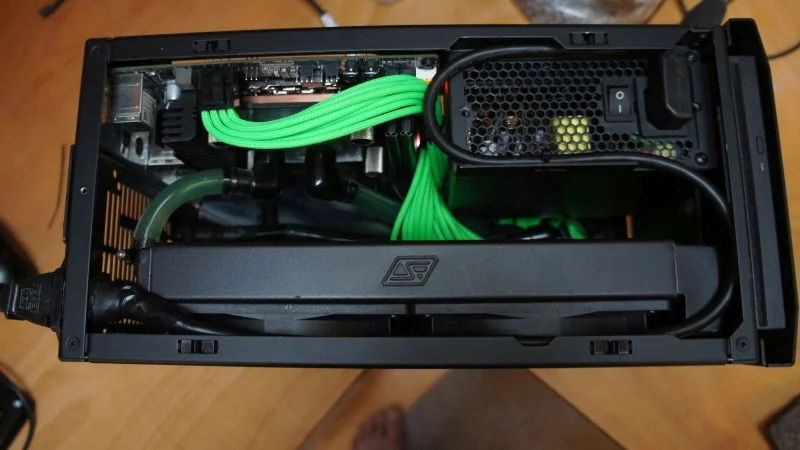 NCASE M1 Mamba Mod: Kompakter Innenaufbau mit Wasserkühlung, Netzteil und grüner Verkabelung