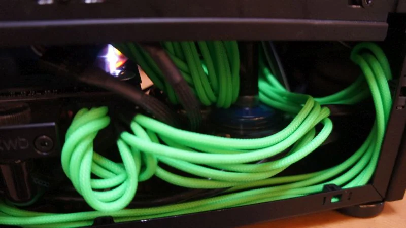NCASE M1 Mamba Mod: Grüne gesleevte Kabel und Kühlschläuche im Detail