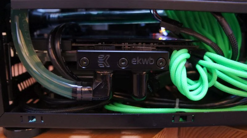 NCASE M1 Mamba Mod: Kühlblock und Schlauchführung zwischen den grünen Kabelsträngen