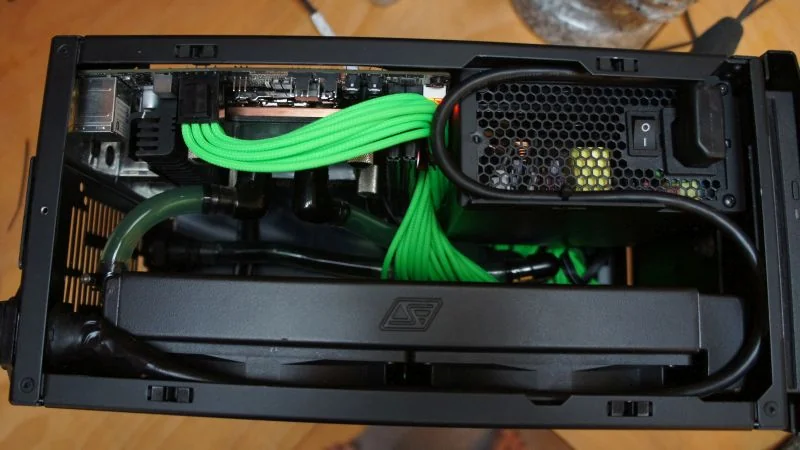 NCASE M1 Mamba Mod: Wasserkühlungsaufbau und Kabelverlegung aus der Draufsicht