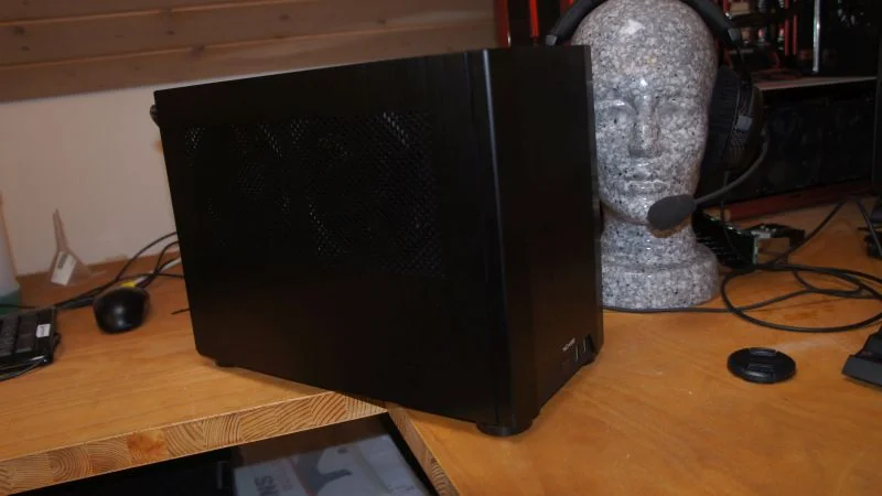 NCASE M1 Mamba Mod: Geschlossenes schwarzes Gehäuse auf dem Schreibtisch