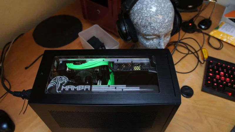 NCASE M1 Mamba Mod: Blick durch das Gehäusefenster auf den Mamba-Schriftzug und die grünen Kabel