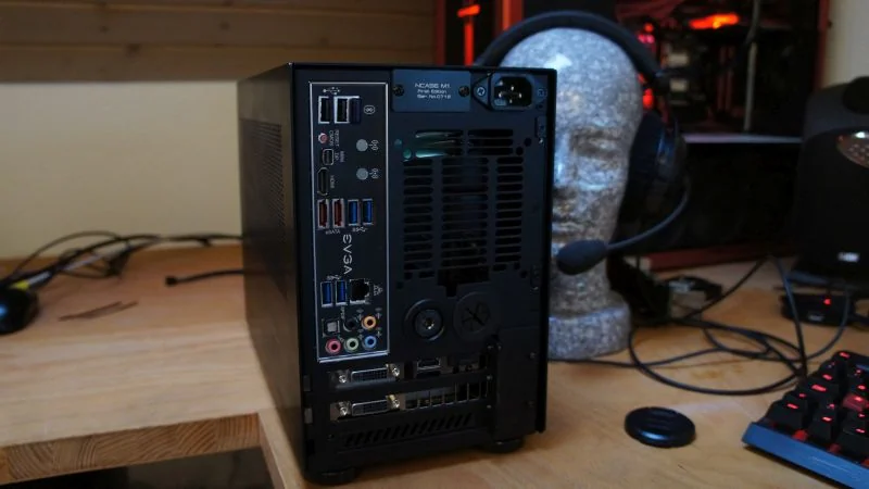 NCASE M1 Mamba Mod: Gehäuserückseite mit Mainboard-Anschlüssen, Erweiterungsslots und Lüftungsöffnungen