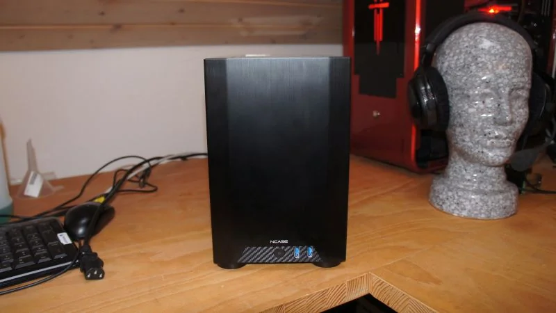NCASE M1 Mamba Mod: Schlichte schwarze Gehäusefront am fertigen Aufbau