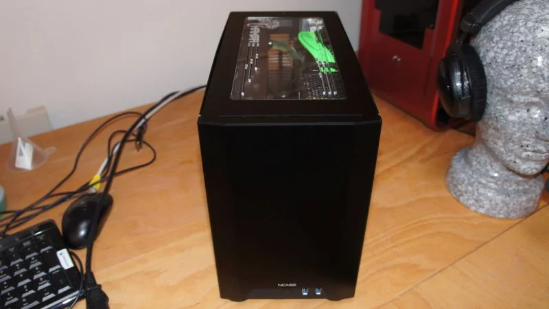 NCASE M1 Mamba Mod: Fertiger Mamba mit Gehäusefenster und grünen Akzenten auf dem Schreibtisch