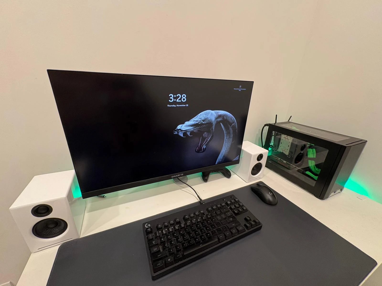NCASE M1 Mamba Mod: Aktuelles Setup in Thailand: gesamter Arbeitsplatz mit Mamba, Monitor und weissen Lautsprechern