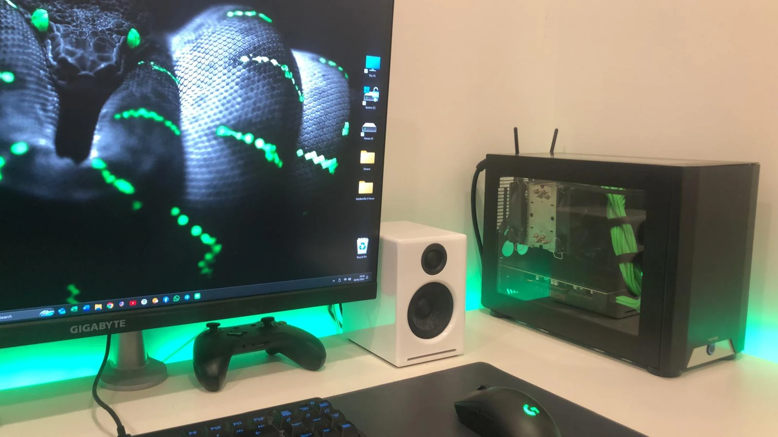 NCASE M1 Mamba Mod: Aktuelles Setup in Thailand: Seitenfenster mit sichtbarem Luftkühler und grünen Kabeln neben dem Monitor