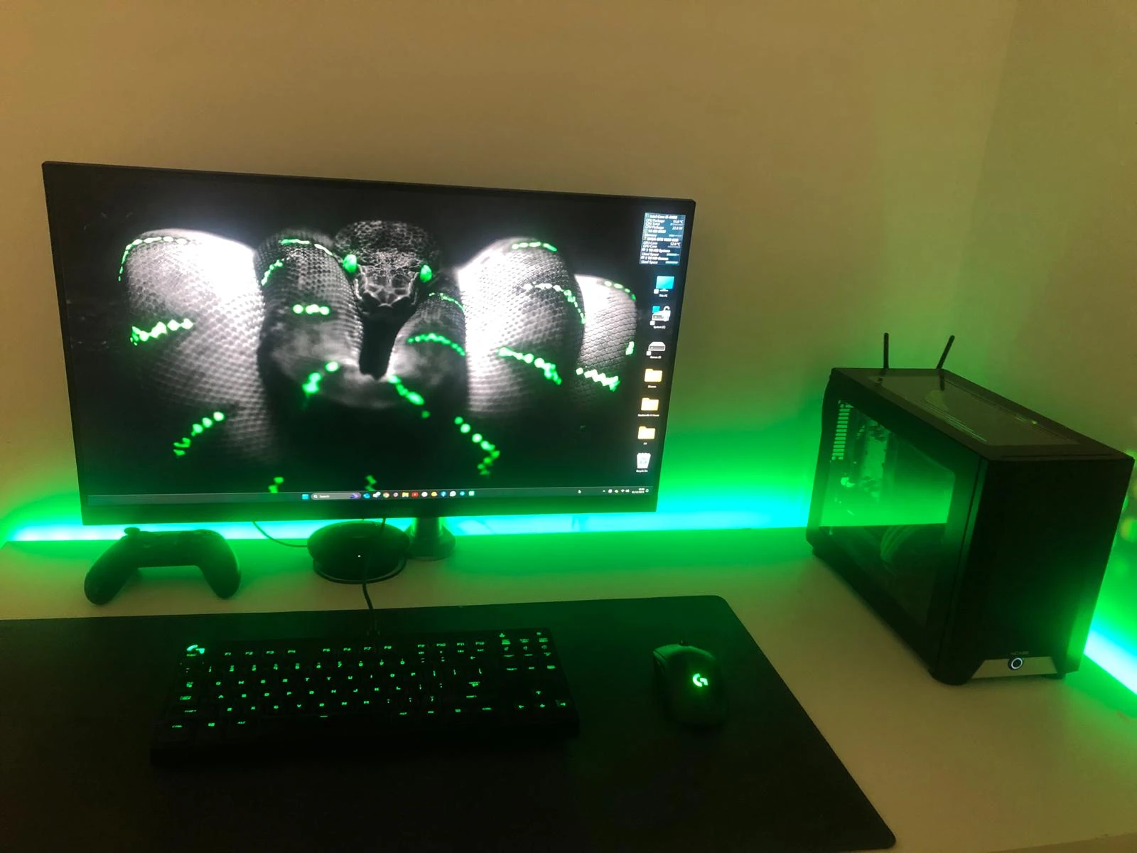 NCASE M1 Mamba Mod: Aktuelles Setup in Thailand: Mamba und Monitor mit grüner Hintergrundbeleuchtung