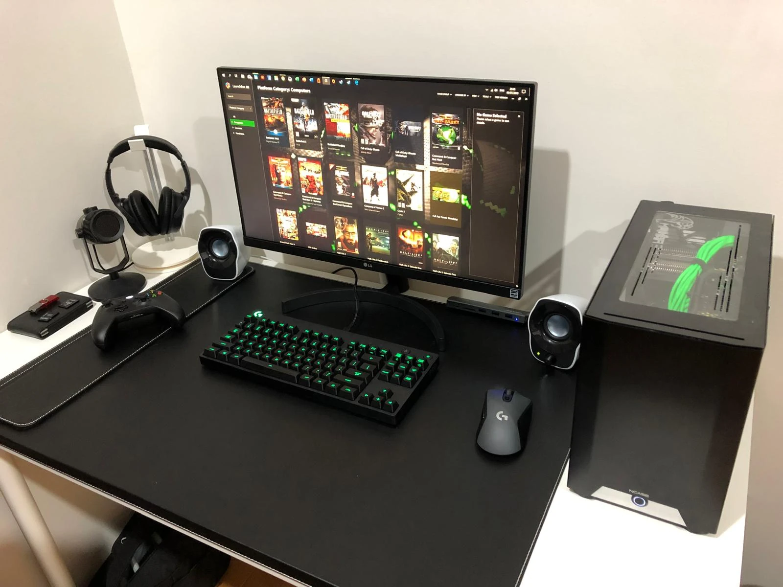 NCASE M1 Mamba Mod: Aktuelles Setup in Thailand: Blick auf das Top Window und den Arbeitsplatz mit Headset und Mikrofon